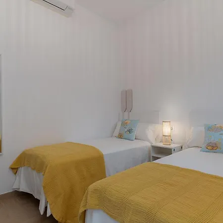 Vista Al Muelle By Hh